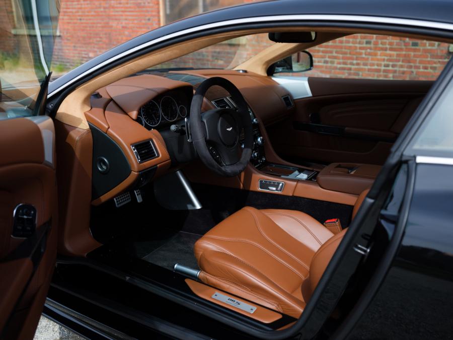 Интерьер Aston Martin DBS 2012 года  (фото 19 из 53)